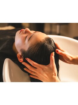 心地よいヘッドスパで頭皮から美しさを！リラックスしながら、元気な髪を育む時間をご堪能ください♪