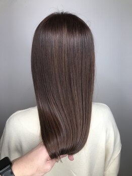 ウミ(umi)の写真/大人女性に大人気の厳選トリートメントでエイジング毛も根本から髪質改善。柔らかな手触りを体感ください。