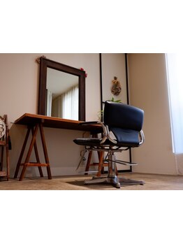 長時間でも居たくなる『ホワイトとナチュラル』な店内が心地いい♪ゆったり時間の優しい雰囲気が◎