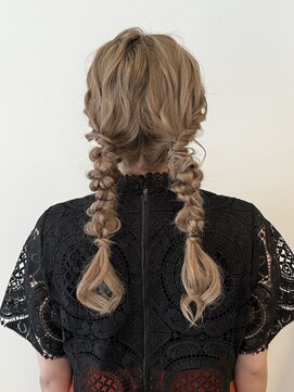 アヴェイル ヒロオ(a'vail Hiroo) 前からも映えるツイン編みおろしヘアアレンジ