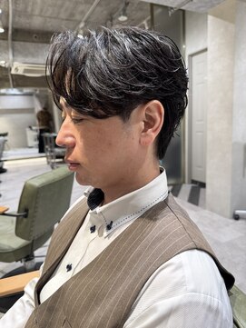 ゼスト リル 新宿(ZEST lill) フェザーパーマ センターパート 毛流れパーマ 塩澤太一