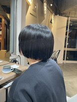 エン(En,) 顎ラインの切りっぱなしボブ◎インナーエメラルドグリーン