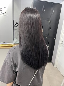 カミエ(kamie) ロングヘアを上品に仕上げるアッシュカラー × 毛先ケア