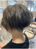 前下がりショートマッシュ ゆるふわパーマ 刈り上げ