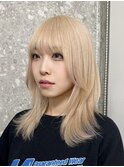ミルクティーベージュ顔周りレイヤーカット韓国風ヘアハイトーン