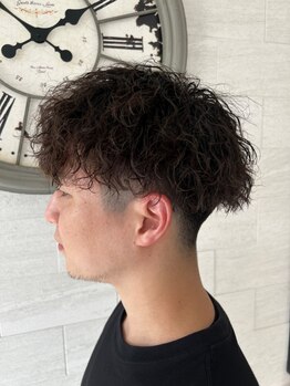 経験豊富なスタイリストがカジュアル～ビジネスシーンまで幅広く対応！再現性の高いカットでセットが決まる