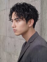 インブルーム(In Bloom)&nbsp;メンズパーマ センターパート 黒髪 20代 30代 ビジネスヘア