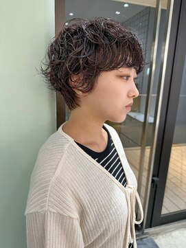 ホロ(hollo) ミディアムウルフパーマ黒髪パーマスパイラルパーマ