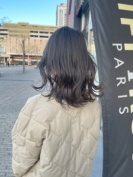 コワファースト 大分(COIFF1RST) グレージュカラーのミディアムスタイル