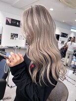 キング(K!ng)&nbsp;ハイライトカラーミルクティーベージュレイヤーカット