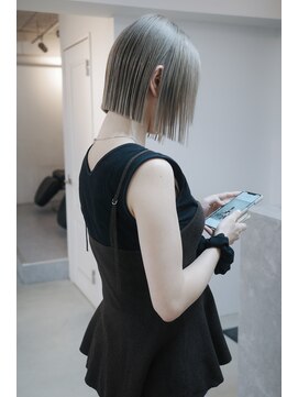フェイヴィーズ(FavyS) ブリーチ２回ハイトーングレージュ切りっぱなしボブ