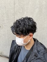 ウノプリールヴァモス(unopulir Vamos)&nbsp;無造作ヘアシャドウパーマ刈り上げメンズカットセンターパート
