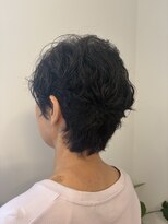エニシ(Enishi) 癖毛を生かしたカーリーヘア