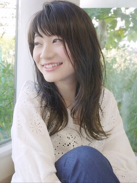 イツミヘアーループ(itsumi) ウェットな質感でゆるラフセミミディ