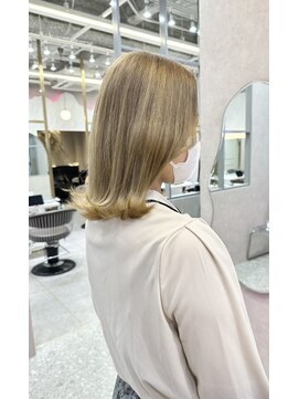 ロンド レア 天神大名店(Lond Le’a) ダブルカラーベージュハイトーンケアブリーチ切りっぱなしボブ
