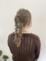 ヘアーアンドメイクアップモパ&nbsp;編みおろしアレンジ