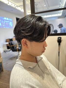 アン(un) センターパート/緩めフェザーパーマ