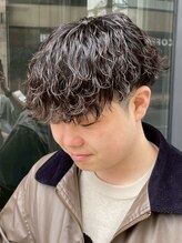 《波巻きパーマで柔らかい印象に》S字で緩やかに動くカールが、ちょうど良いボリューム感を作り出す＊