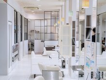 レイフィールド 岐阜茜部店の雰囲気（白を基調とした広々店内でゆっくりおくつろぎいただけます）
