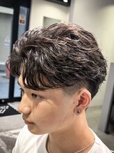 フジヤマ バーバー ショップ(FUJIYAMA BARBER SHOP) テーパーフェードフェザーパーマフェザーショートセンターパート