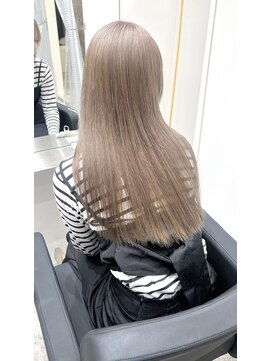 ウキ(uki) ブリーチ　ベージュ　レイヤーカット　トリートメント　 豊川