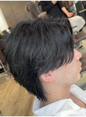 大人の抜け感を演出する、今トレンドのフェザーパーマ