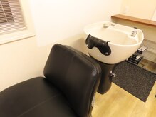 フルフラットのシャンプー台で日々の疲れを癒します。