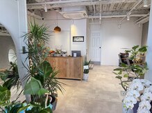 レジット 青物横丁(LEGIT)の雰囲気(色々な植物の緑で整えられた落ち着いた雰囲気がこだわり。)