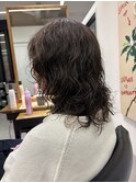大きめカールのミディアムレイヤーパーマ
