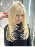 ブリーチハイトーンブロンド抜きっぱなしロング顔周りレイヤー