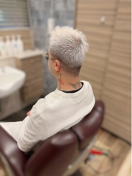 銀座マツナガ 神田店 ホワイトブリーチカラーメンズ短髪ショートアップバングイケメン