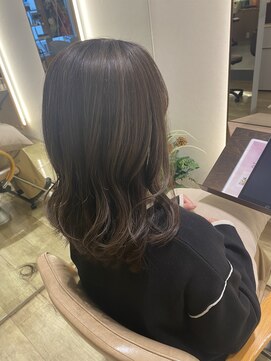 エム バイ ブローチェ(em by BROCHE) ハイライトベージュ×透明感×ミディアムレイヤー