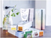 経験と豊富な薬剤知識で、あなたの髪質に『本当に合う色』を選びます