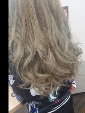 美容室 びゃんびゃん 社店 ベージュ/ダブルカラー/ブリーチ/ハイトーン