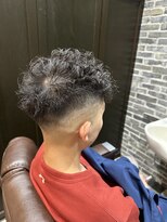ミリオンバックス 御徒町店(Million Backs)&nbsp;スペインカール/スキンフェード/束感ショート<理容室>[メンズ]