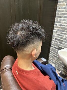 ミリオンバックス 御徒町店(Million Backs) スペインカール/スキンフェード/束感ショート<理容室>[メンズ]