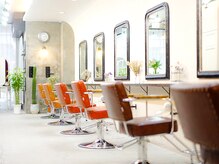 エトネ ヘアーサロン 仙台駅前(eTONe hair salon)の雰囲気（白を基調とした癒し空間でリラックスしながら丁寧な施術をご提供）