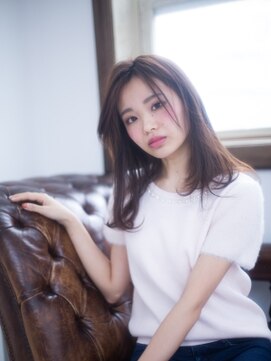 エマージュ 新宿(Emerge) センターパートの小顔シルエット[新宿駅]