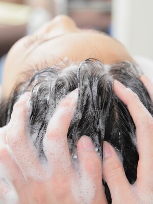 【理想の髪は頭皮ケアから】フルフラットシャンプー台で体験する極上のリラクゼーションはリピーター多数！