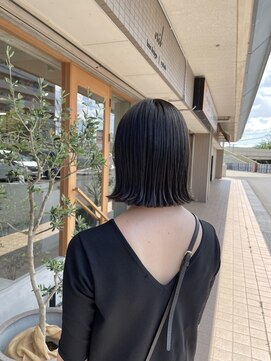 ニル(nil) 深めグレージュ　切りっぱなしボブ