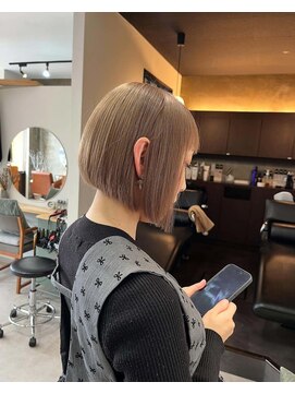 ノエル ヘアー アトリエ(Noele hair atelier) 前下がりショート×ミルクティーベージュ