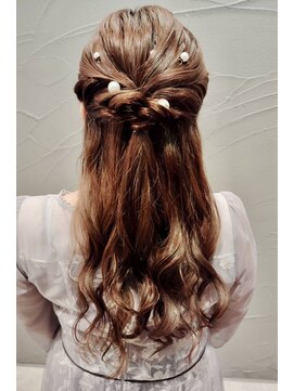 サイドロープ編みハーフアップ×パールアレンジ