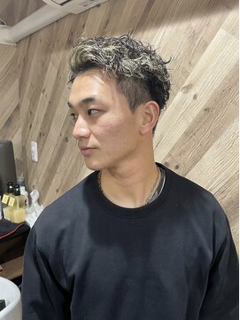 グラット(grAt) 【森】ハイライト×ツイストパーマ｜渋めメンズショート