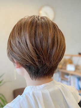 エホン(ehon) 桜の季節のお出かけには春風を感じさせる大人ショートカットで。