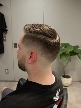 イントロバイフィーネ 渋谷(INTRO . by Fi-Ne) ナチュラルハイフェードカット/バーバーカット