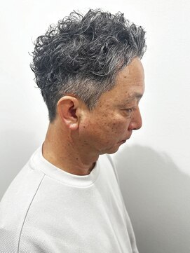 ヒュイル バイ ニアウ(Hwyl by Niau) メンズビジネスショートアップバングパーマ刈り上げ