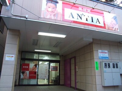 北浦和駅から徒歩１分。目印は【AN'TIA】の赤い看板！