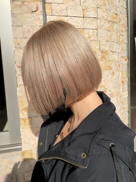 ルーブ トウキョウ(Loob. TOKYO) パールベージュ×タッセルカット(タンバルモリ、ハイトーンボブ)