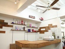 アクア ヘアー(AQUA HAIR)の雰囲気（ウッド調の落ち着いた店内。）