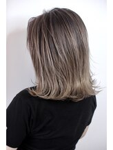 ナブラ(NABLA) 外国人風ハイライト切りっぱなし外ハネミディアムボブ『NABLA』